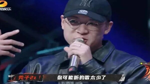 演出现场被队友剃成光头，导师点评环节连怼弹壳小鬼，秃子会是这期被网暴的对象吗？