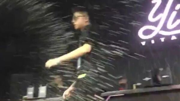 拿香槟喷王以太脸那个观众，下一步准备喷GAI