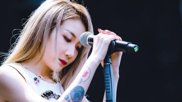 她无疑是今年最火的女rapper,却也遭受到了诸多的非议