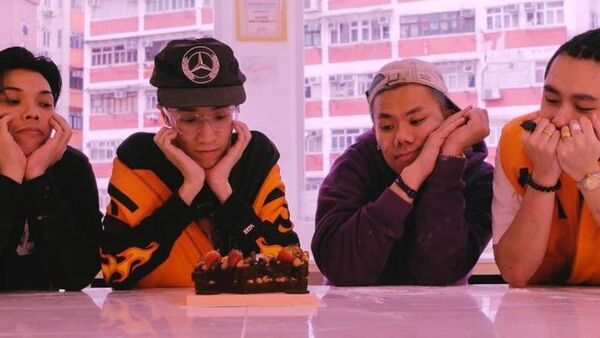 刀仔点赞爱国ins被骂，重要成员退出引争议，用粤语第一脏话和李嘉诚制造爆红单曲的他们，是香港最炙手可热的说唱组合