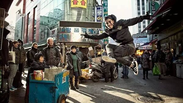 他凭借街舞“逆袭”赢得超高人气，诠释“街舞改变命运”