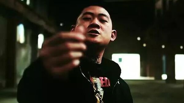 在Iron Mic的总决赛上 他用前无古人的Flow两夺总冠军！