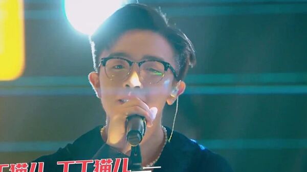 施鑫文月 新世代上烂梗频出的他，最终成为了说唱圈的学习委员，大家眼中文化输出的典范