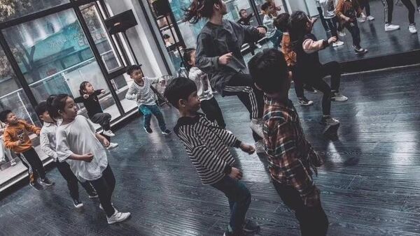 你以为孩子 仅仅只能学到街舞?错了......