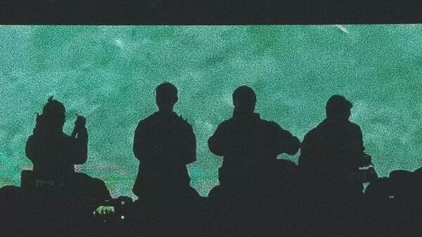 大量歌曲被下架,演出现场diss嘉宾,要让听众全都患上“禽流感”,这个团队到底有多嚣张?