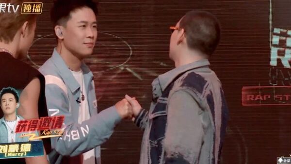 三棒子 Lil Jet 小精灵没镜头便被淘汰,法老说他做说唱是想得到这位选手的认可,小鸭哥diss人之前先道歉