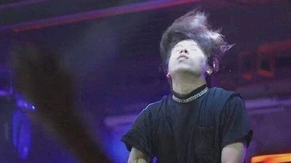 “沙雕之王”法老性感在线模仿吴亦凡、做保安、穿JK……