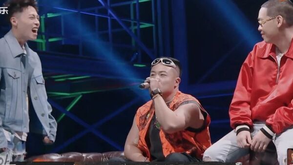 参加了三次新说唱没捞到什么镜头，这次在听我的与对手的激情互怼却让他“火了”