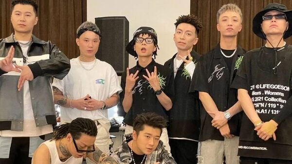 成都集团GOSH合体上节目!大傻“教”李尔新手势,中文说唱历史性的一刻!