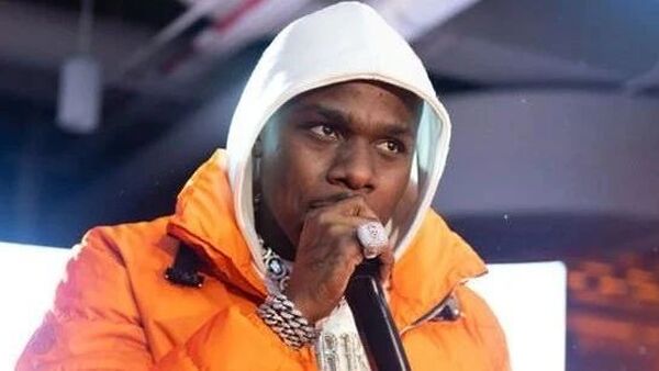 美国知名说唱歌手因歧视同性恋言论引发轩然大波，导致演出取消品牌解约热门歌曲被合作者除名