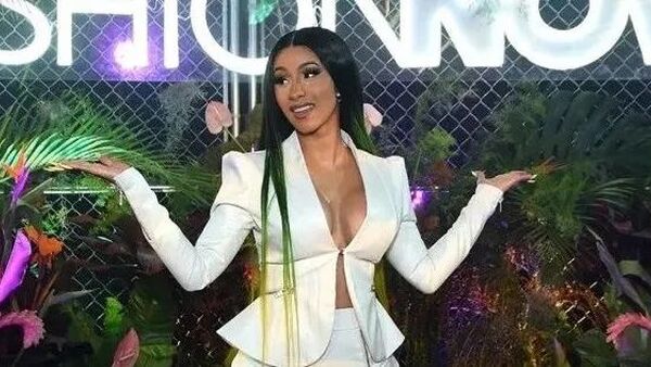 与麻辣鸡发生beef,公开称赞中国防疫表现,她是如何从脱衣舞女郎晋升为饶舌女王的