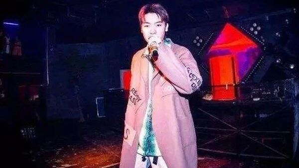 福克斯和饭圈女孩互怼,究竟谁对谁错?