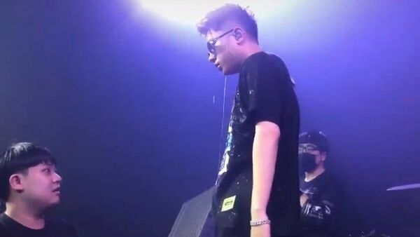 演出遭观众羞辱，王以太被喷一身香槟