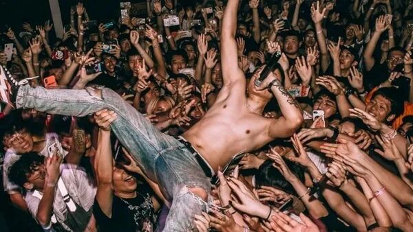 在CDC与CQC破冰之际，这位在新说唱大放异彩的成都街娃儿就约了GAI去重庆吃小面