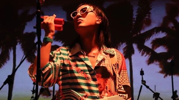 因为一条微博C-Low惹怒了不少女网友，就该不该给女生打分与陈近南展开辩论