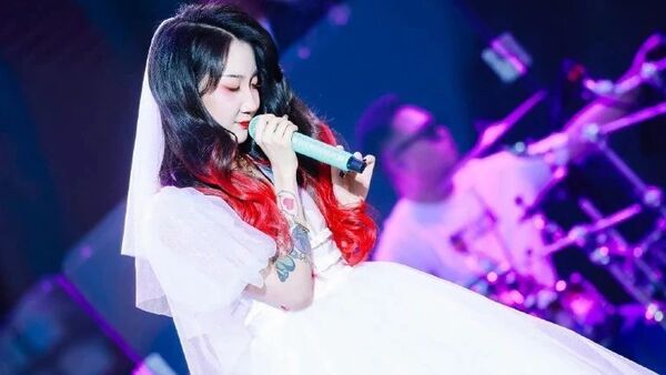 乃万被骂惨了，就因为她在音乐节上说“宽容理解心爱的男孩”