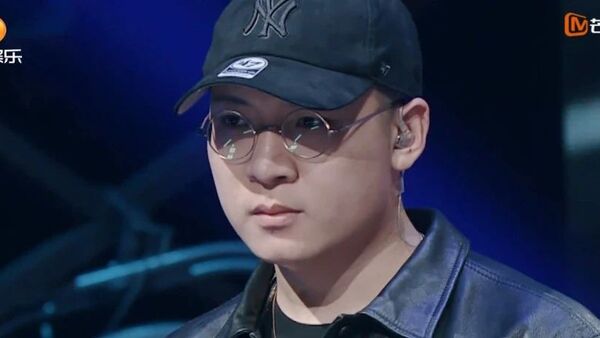 饭圈粉丝声讨秃子:学艺先学德