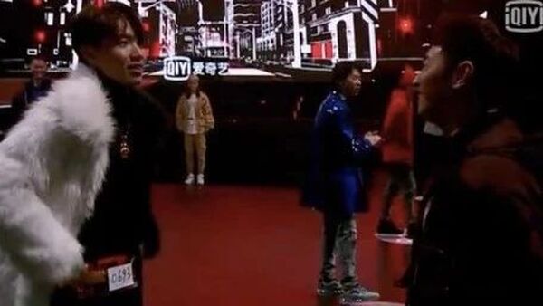 潘玮柏：卧槽，我都跨节目当导师了，怎么还是没能躲过暴扣