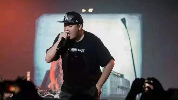 如今能让TT徐真真Vyan廖效浓出现在同一首歌里，有一个人居然办到了