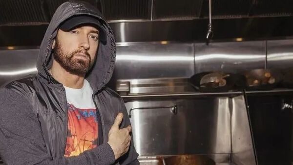 姆爷开了家专卖隔夜意面的餐厅，消费的顾客都要被竖中指…