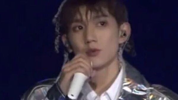 王源演唱会翻唱Jony J的《不用去猜》,是我一天的爆笑源泉