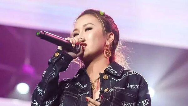 楊佬叁 在众多抖音神曲中 你一定刷到过她的歌