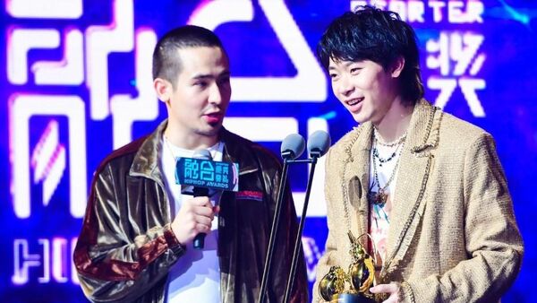 在昨晚的融合嘻哈颁奖典礼上，福克斯领走了三个大奖