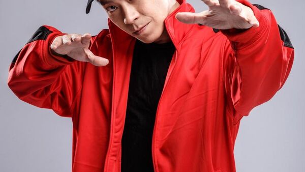 千玺哥都当队长了 中国街舞界元老还在街边吃臭豆腐