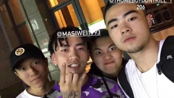 义乳cos、公然搞黄、互喝对方鲜血......rapper们追起星来都这么硬核的吗？！