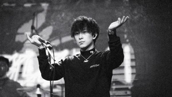 哪个厂牌同时拥有地下传奇、不良少年、汽修学徒、演艺新星、金融大鳄、男团成员?