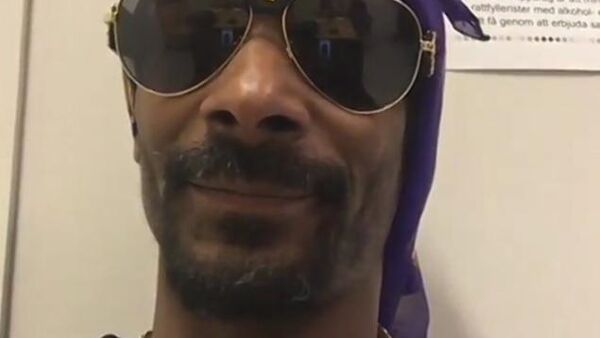 SNOOP DOGG警察局内更新社交媒体，称自己在瑞典被捕