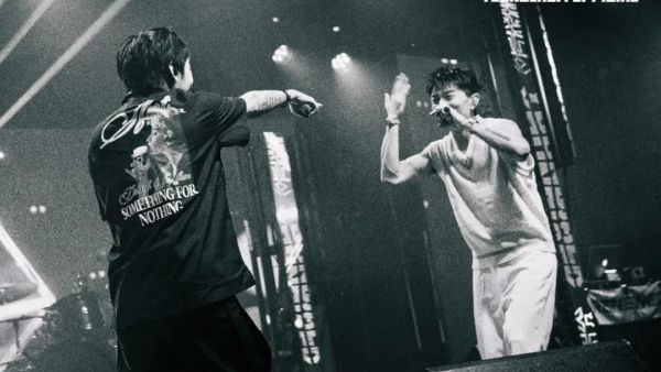 满舒克巡演现场听到观众求助后暂停演出,指挥安保当场活捉变态色狼!